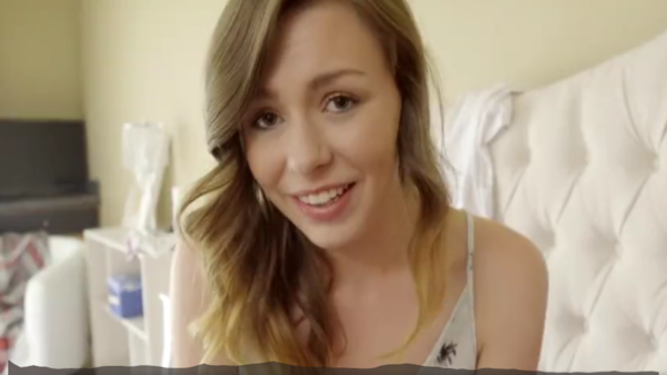 Frère surpris sœur et sa petite amie avec une énorme bite фото